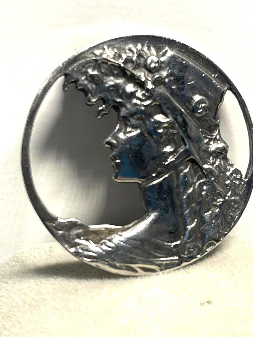 Vintage Sterling Silver Round Art Nouveau Lady Profile Brooch from 1970's - Picture 8 of 9